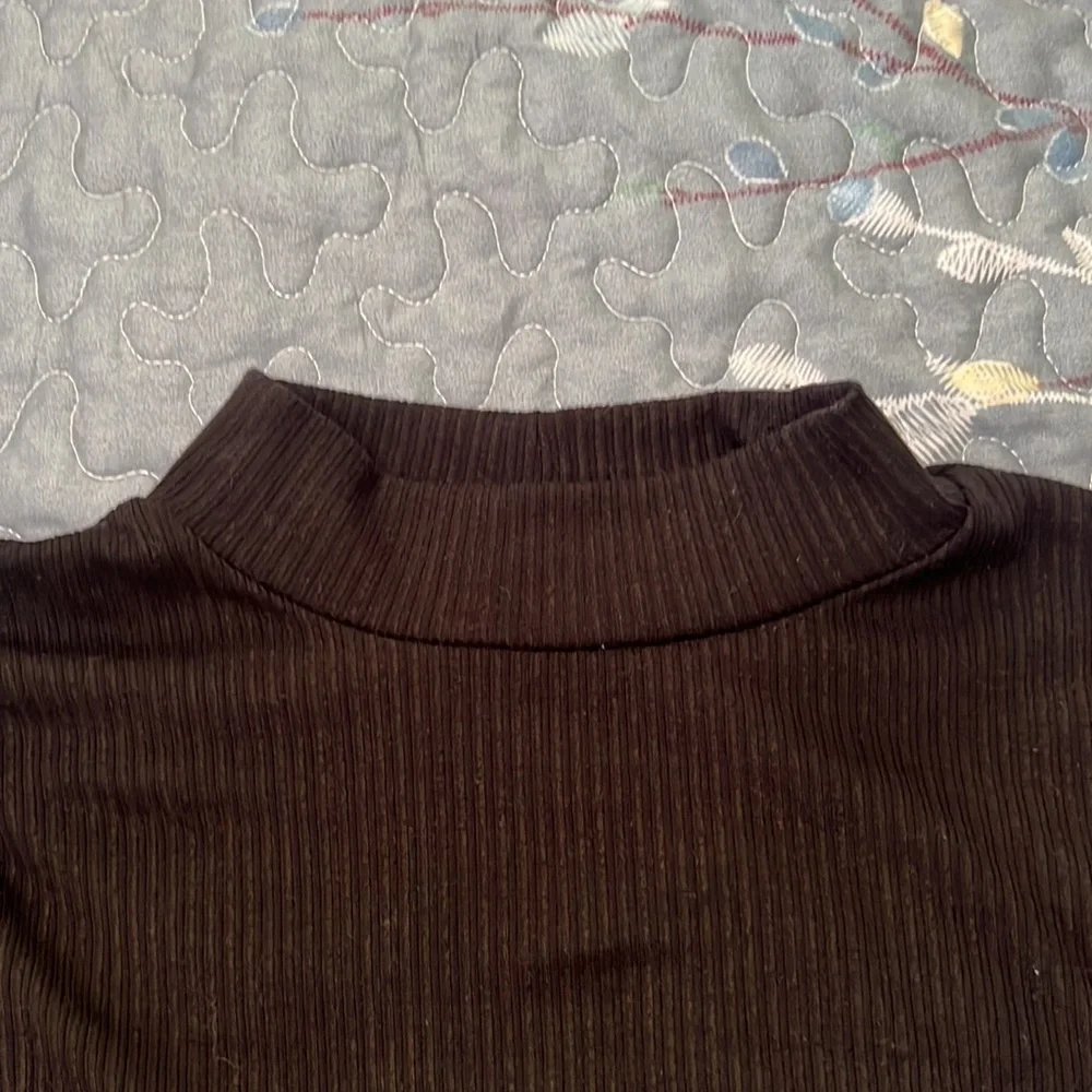 Basic Ribbed Black Crop Top - Picture 2 of 3